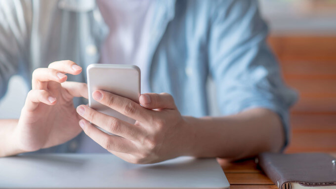 スマホアプリを触る人